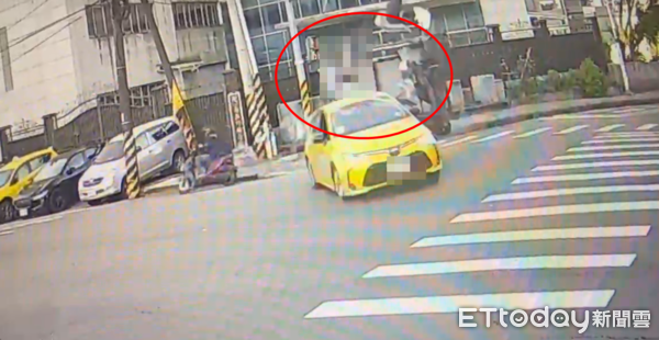▲▼             基隆19歲男雙載闖紅燈撞上計程車肇事逃逸，後座女乘客傷重不治。（圖／記者郭世賢翻攝，下同）