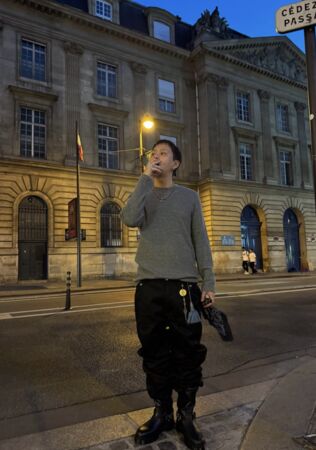 ▲▼泫雅放閃老公龍俊亨惹議！巴黎街頭抽菸遭轟　韓網負評：違法吧？。（圖／翻攝自泫雅IG）