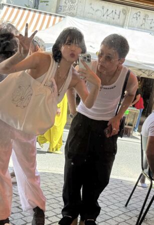 ▲▼泫雅放閃老公龍俊亨惹議！巴黎街頭抽菸遭轟　韓網負評：違法吧？。（圖／翻攝自泫雅IG）