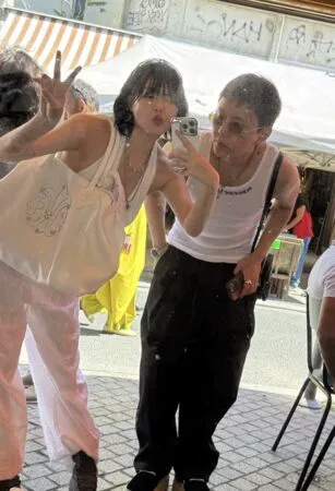 ▲▼泫雅放閃老公龍俊亨惹議！巴黎街頭抽菸遭轟　韓網負評：違法吧？。（圖／翻攝自泫雅IG）