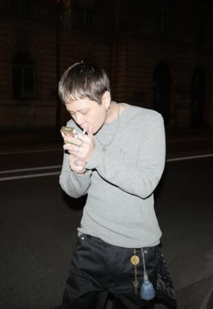 ▲▼泫雅放閃老公龍俊亨惹議！巴黎街頭抽菸遭轟　韓網負評：違法吧？。（圖／翻攝自泫雅IG）