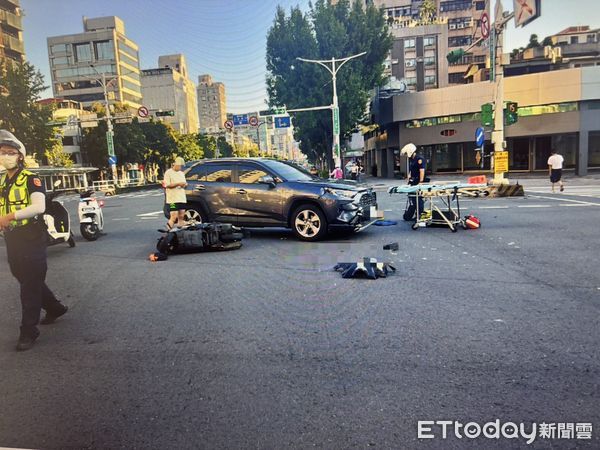 ▲休旅車駕駛許男疑因未依路口號誌左轉造成周姓騎士反應不及人車撞上重傷送醫。（圖／記者張君豪翻攝）