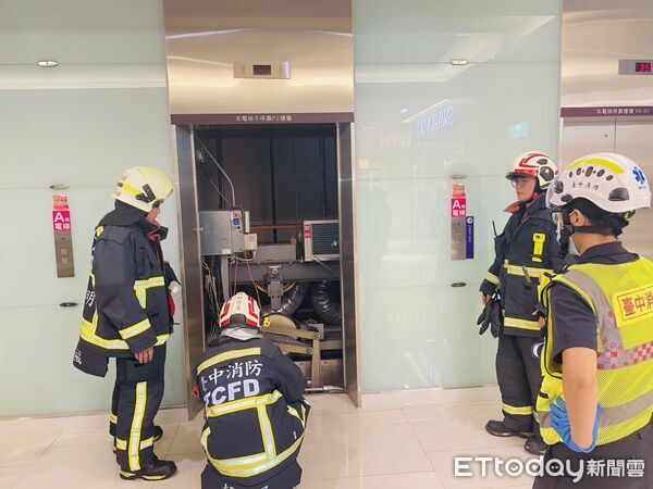 ▲▼台中大遠百電梯突然停擺，19人受困1小時。（圖／民眾提供，下同）