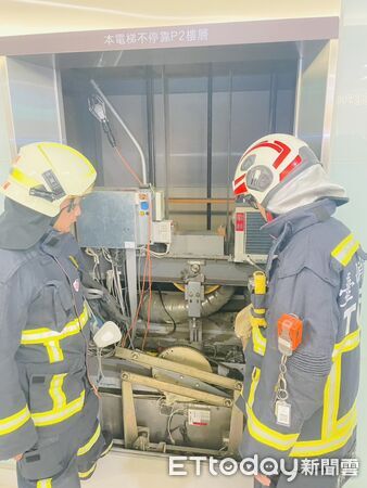 ▲▼台中大遠百電梯突然停擺，19人受困1小時。（圖／民眾提供，下同）