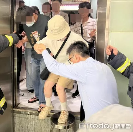 ▲▼台中大遠百電梯突然停擺，19人受困1小時。（圖／民眾提供，下同）