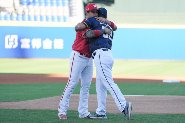 ▲▼林智勝將引退，富邦悍將總教練陳金鋒擁抱祝福，送上行動卡拉ＯＫ。（圖／富邦悍將提供）