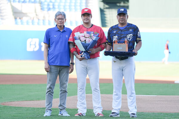 ▲▼林智勝將引退，富邦悍將總教練陳金鋒擁抱祝福，送上行動卡拉ＯＫ。（圖／富邦悍將提供）