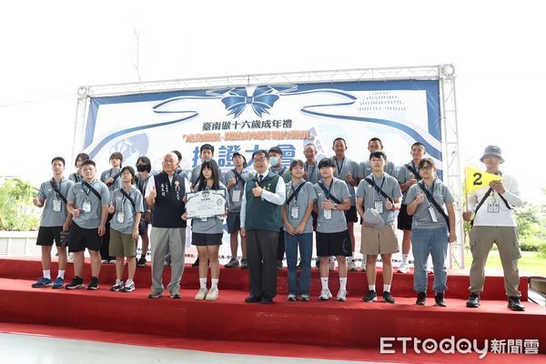 ▲台南市長黃偉哲親自為參加「做16歲」的學子授證，勉勵勇敢迎向新人生階段。（圖／記者林東良翻攝，下同）