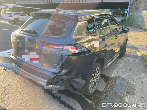 ▲北市南湖大橋發生機車追撞事故，機車倒地後起火燃燒，騎士雙腿燙傷送醫。（圖／記者陸運陞翻攝）