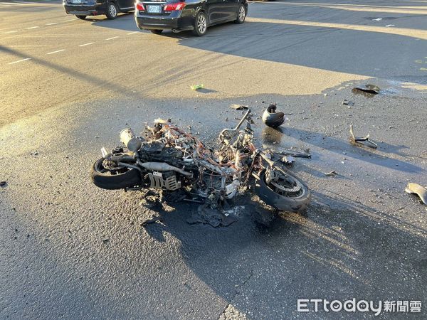 ▲北市南湖大橋發生機車追撞事故，機車倒地後起火燃燒，騎士雙腿燙傷送醫。（圖／記者陸運陞翻攝）