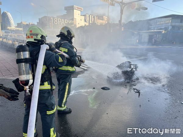 ▲北市南湖大橋發生機車追撞事故，機車倒地後起火燃燒，騎士雙腿燙傷送醫。（圖／記者陸運陞翻攝）
