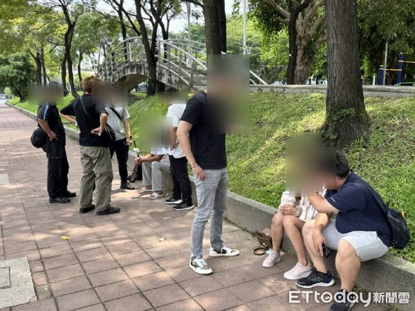▲▼2名男女索討7千元不成，持西瓜刀當街砍人，事後還變裝搭捷運逃逸。（圖／民眾提供，下同）