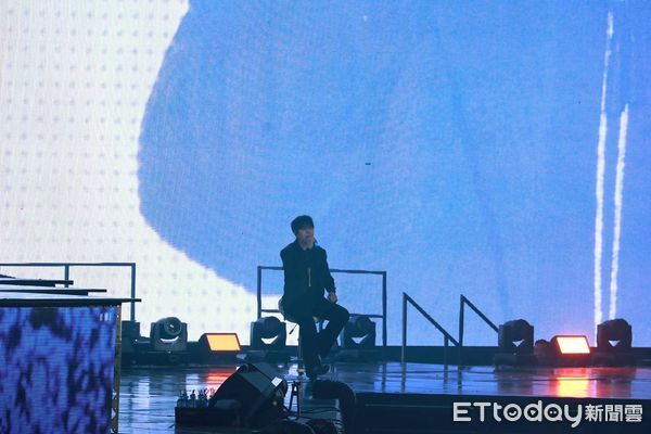 ▲圭賢舞台上重摔，消失30分鐘後，敬業地現身坐著唱歌。（圖／粉絲提供，請勿隨意翻拍，以免侵權）