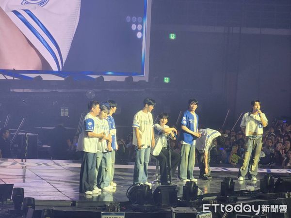 ▲▼快訊／SJ開唱出意外「圭賢舞台重摔」消失30分鐘　粉絲淚：他受傷了。（圖／粉絲提供，請勿隨意翻拍，以免侵權）