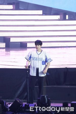 ▲▼▲圭賢唱到安可時，甚至必須用雨傘撐著。（圖／粉絲提供，請勿隨意翻拍，以免侵權）