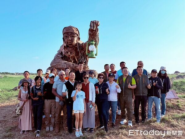 ▲▼《喵婆婆》提燈亮起 馬公市金色雙島藝術祭。（圖／記者陳韋男攝）
