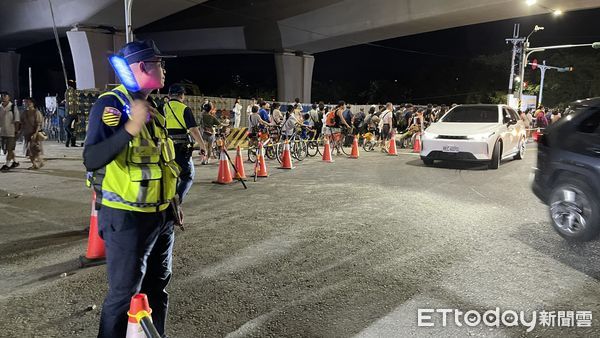 ▲仲夏煙火八里左岸吸引萬人觀賞，警方出動無人機百名警力加強交通疏導。（圖／記者陸運陞攝）