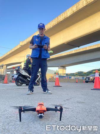 ▲仲夏煙火八里左岸吸引萬人觀賞，警方出動無人機百名警力加強交通疏導。（圖／記者陸運陞攝）