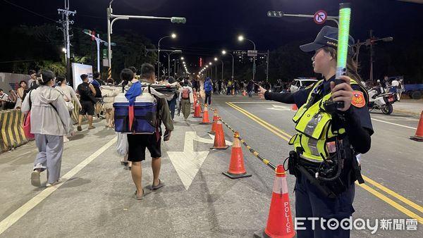 ▲仲夏煙火八里左岸吸引萬人觀賞，警方出動無人機百名警力加強交通疏導。（圖／記者陸運陞攝）