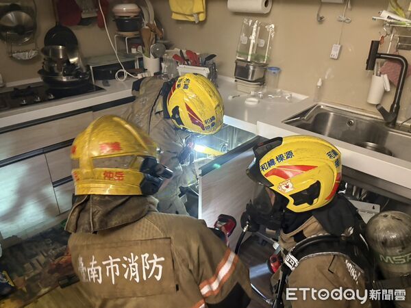 ▲台南北區一住宅洗碗機深夜冒煙起火，消防人員緊急處理，所幸無人傷亡。（圖／記者林東良翻攝，下同）