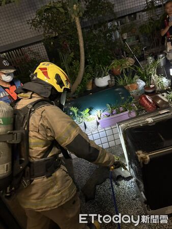 ▲台南北區一住宅洗碗機深夜冒煙起火，消防人員緊急處理，所幸無人傷亡。（圖／記者林東良翻攝，下同）