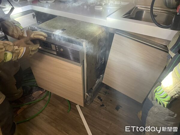 ▲台南北區一住宅洗碗機深夜冒煙起火，消防人員緊急處理，所幸無人傷亡。（圖／記者林東良翻攝，下同）