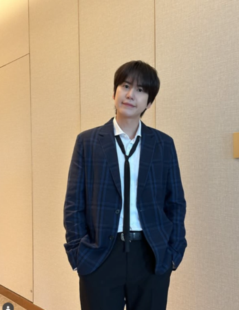 ▲圭賢後半段坐在椅子上完成演唱會。（圖／翻攝自圭賢Instagram）