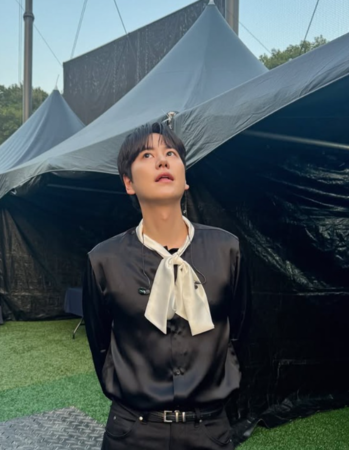 ▲圭賢後半段坐在椅子上完成演唱會。（圖／翻攝自圭賢Instagram）