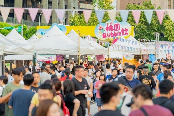 ▲桃園冷飲節「桃園專屬保冷袋」粉絲爭搶
