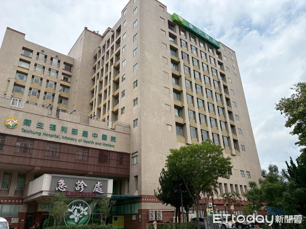 ▲▼台中市一名男子倒臥在醫院急診室停車場，被發現時無生命跡象。（圖／民眾提供）