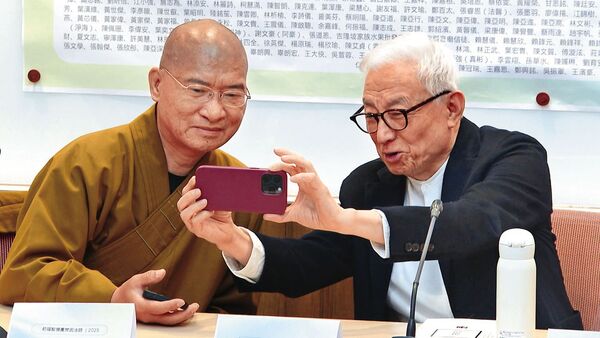 釋正定法師（左）以宗教界人士身分挺罷受到矚目，並與聯電創辦人曹興誠（右）共同出席記者會。（鏡新聞提供）