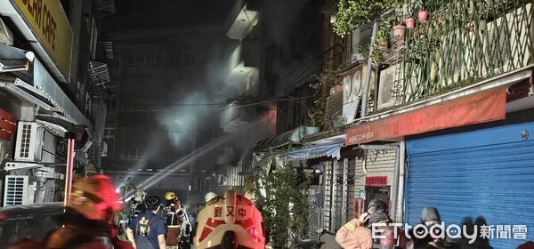 ▲▼新北新店巷內火警，疑似小客車車主縱火。（圖／記者陳以昇翻攝）