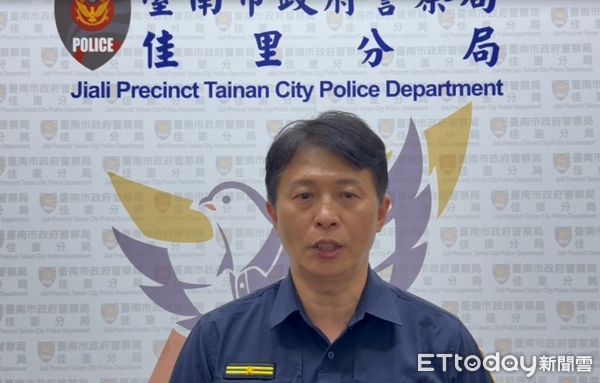 ▲台南西港區市道173線4日下午發生巡邏車追撞公車事故，所幸無人受傷。（記者林東良翻攝，下同）