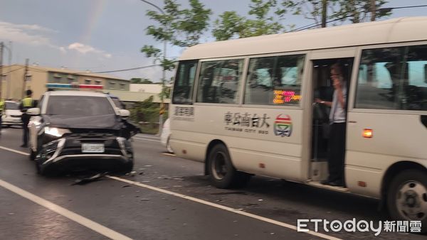▲台南西港區市道173線4日下午發生巡邏車追撞公車事故，所幸無人受傷。（記者林東良翻攝，下同）