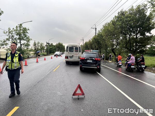 ▲台南西港區市道173線4日下午發生巡邏車追撞公車事故，所幸無人受傷。（記者林東良翻攝，下同）