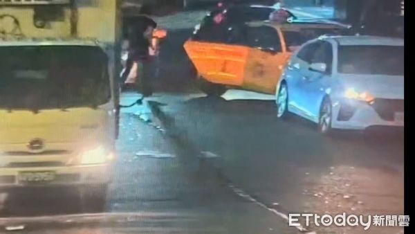 ▲張男涉竊取信義區全家超商的威士忌遭店員追出逮人，警訊後依竊盜罪嫌移送法辦。（圖／記者張君豪翻攝）