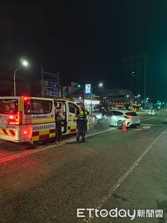▲▼高雄轎車「鬼切」迴轉！騎士噴飛　40萬紅牌重機「倒頭栽」毀了。（圖／記者賴文萱翻攝）