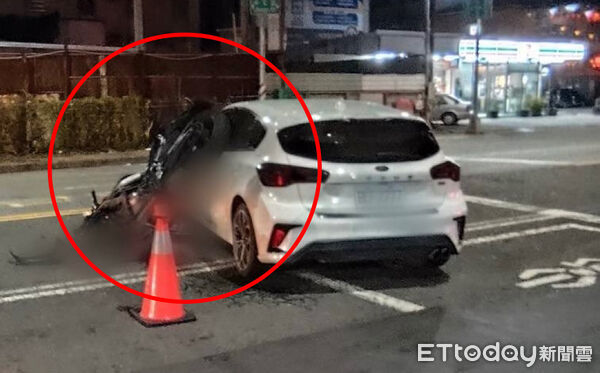 ▲▼高雄轎車「鬼切」迴轉！騎士噴飛　40萬紅牌重機「倒頭栽」毀了。（圖／記者賴文萱翻攝）
