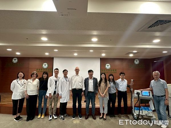 ▲安南醫院舉辦TMS專題演講與實作工作坊，醫學應用科學家　Dr. Claus Mathiesen（右）示範TMS（重複經顱磁刺激）治療定位與操作技巧，與精神科張俊鴻主任（左二）進行臨床交流。（記者林東良翻攝，下同）