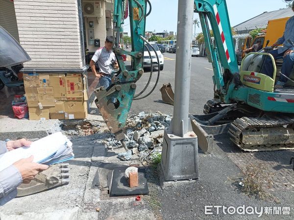 ▲▼高雄市小港區崇愛街今（25）日上午發生一起瓦斯管線挖損事件。（圖／記者吳世龍翻攝）