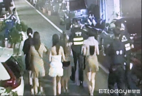 ▲▼鶯鶯燕燕在馬路上狂逃，為支援警力全數逮捕。（圖／記者楊熾興翻攝）