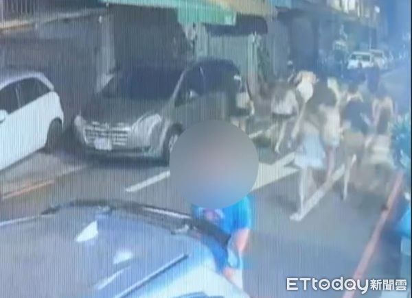▲▼鶯鶯燕燕在馬路上狂逃，為支援警力全數逮捕。（圖／記者楊熾興翻攝）