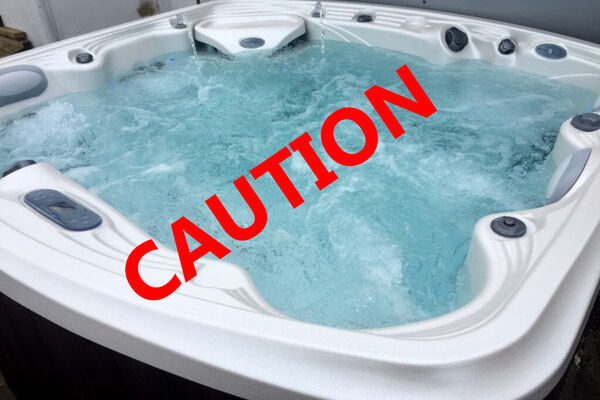 ▲▼80多歲的阿嬤受困在小木屋內的熱水按摩池險喪命。（圖／翻攝自Facebook／Wolfe County Search & Rescue Team ）