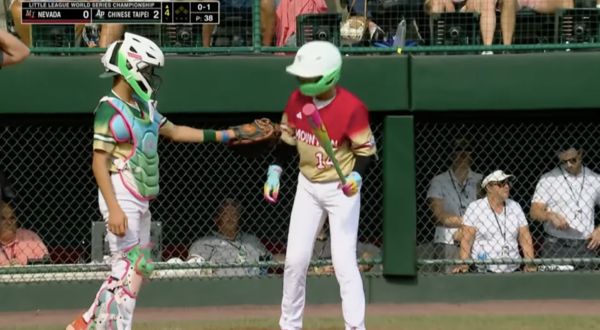 ▲▼台灣捕手提醒對手拉拉鍊。（圖／台灣世界少棒聯盟提供）