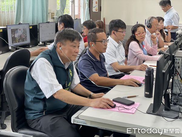 ▲台南市教育局長鄭新輝與校長共同參與數位教學增能工作坊。（圖／記者林東良翻攝，下同）