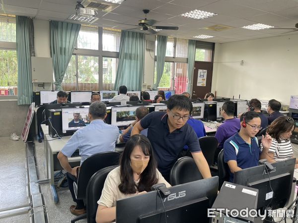 ▲台南市教育局長鄭新輝與校長共同參與數位教學增能工作坊。（圖／記者林東良翻攝，下同）