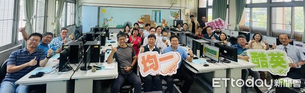 ▲台南市教育局長鄭新輝與校長共同參與數位教學增能工作坊。（圖／記者林東良翻攝，下同）
