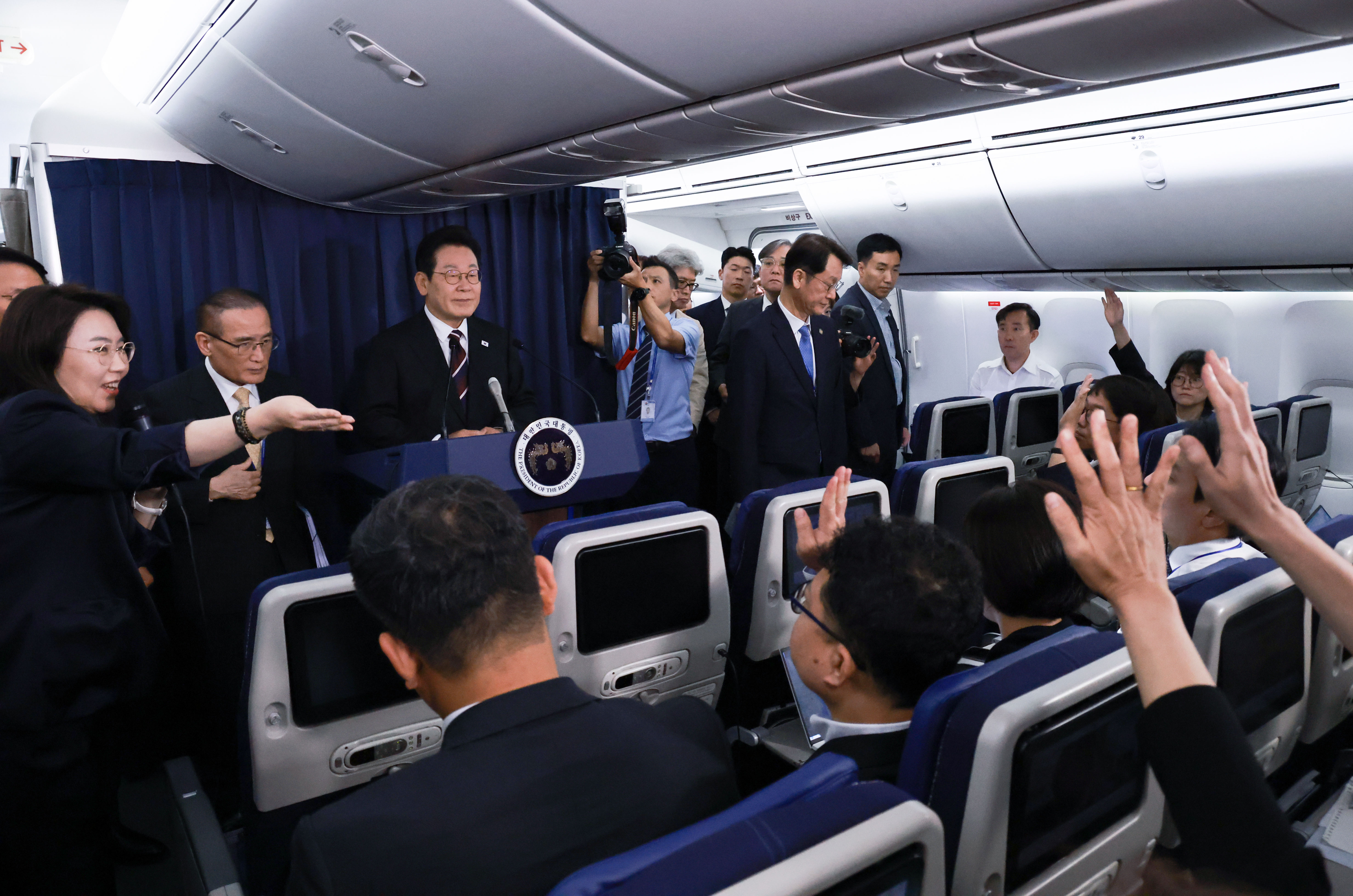 ▲▼南韓總統李在明搭乘專機從東京羽田機場飛往華府，機上向隨行記者召開懇談會。（圖／達志影像／newscom）