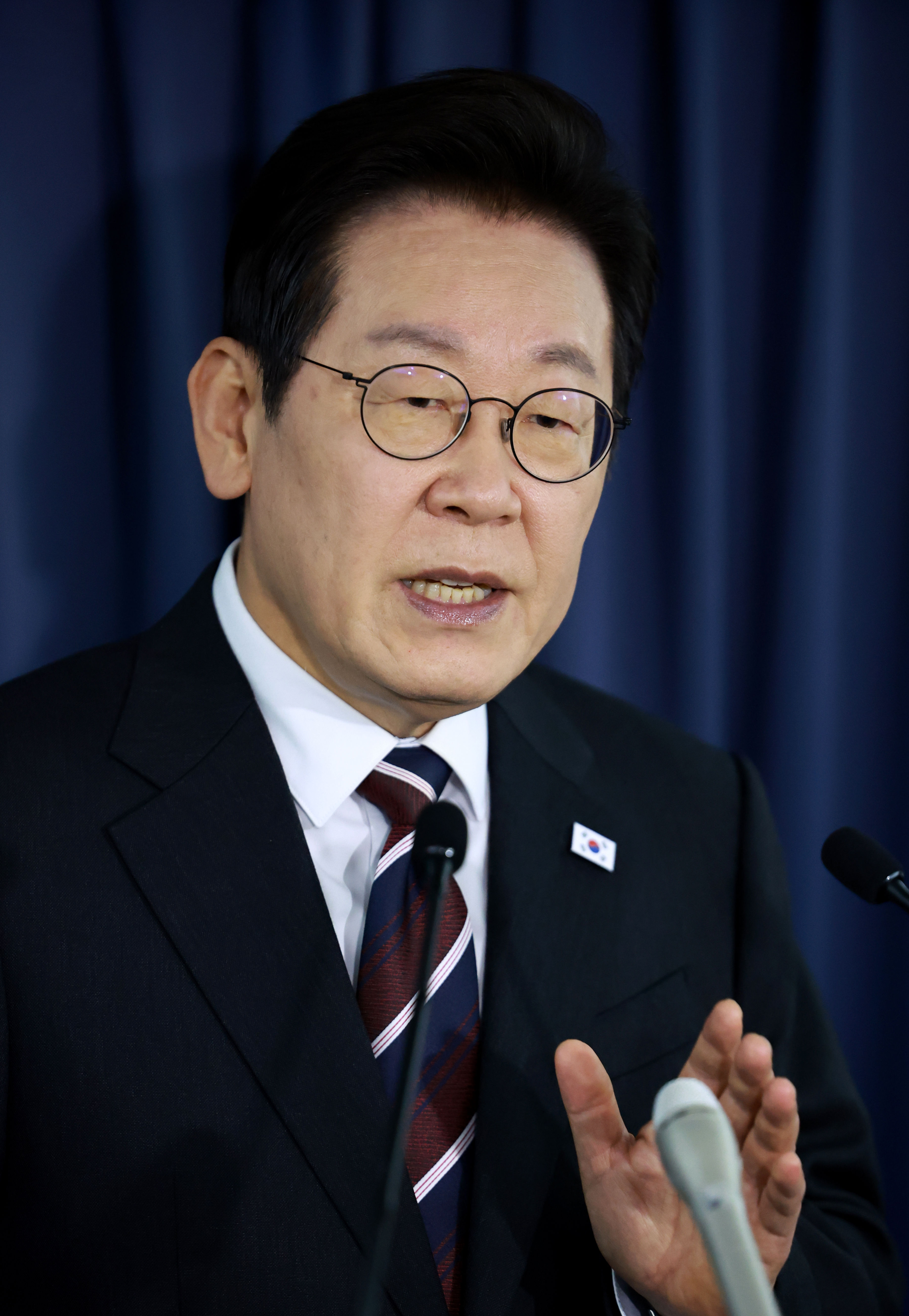 ▲▼南韓總統李在明搭乘專機從東京羽田機場飛往華府，機上向隨行記者召開懇談會。（圖／達志影像／newscom）