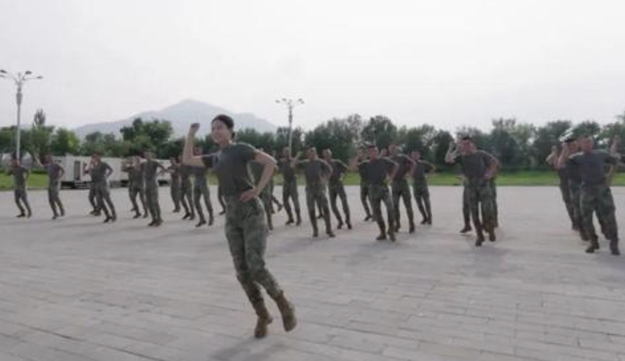 ▲女兵王爽是本屆大陸九三閱兵裝備方隊中唯一的女教練。（圖／翻攝人民日報）